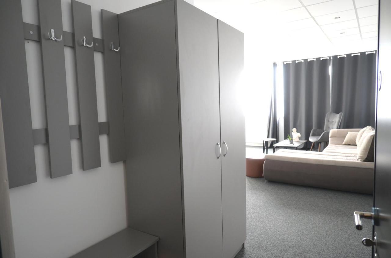 Luana Airport Apartments #3 โอโตเปนี ภายนอก รูปภาพ